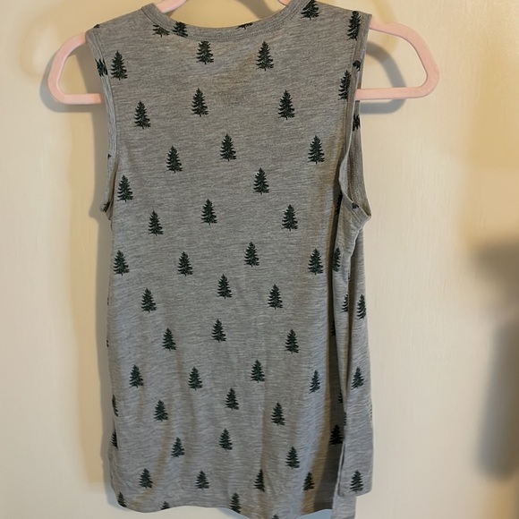 Tree 🌲 sleeveless top - Picture 3 of 3